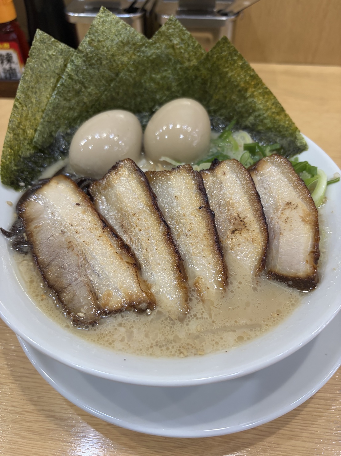 龍の神 白ラーメン 自家製チャーシュー、味玉、海苔の特製トッピング